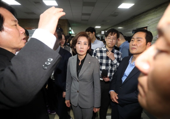 26일 오후 서울 여의도 국회 의안과 앞에서 점거 농성 중이던 자유한국당 나경원 원내대표 등이 검경수사권조정 법안이 다른 경로로 접수되었다는 소식을 전해듣고 실망한 표정을 짓고 있다. 2019.4.26 연합뉴스