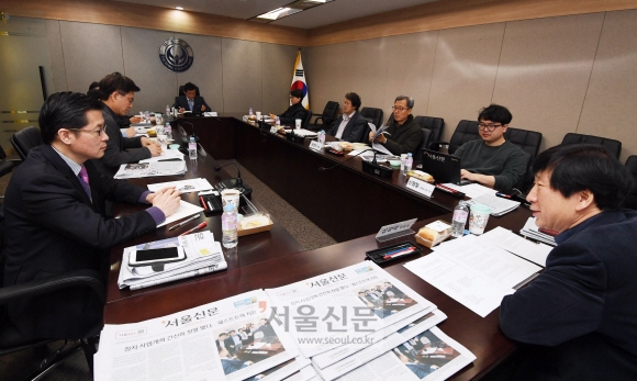 30일 서울 중구 서울신문사에서 열린 제116차 독자권익위원회에서 참석 위원들이 지난 한 달간 보도에 대해 애정 어린 비판을 하고 있다. 박윤슬 기자 seul@seoul.co.kr