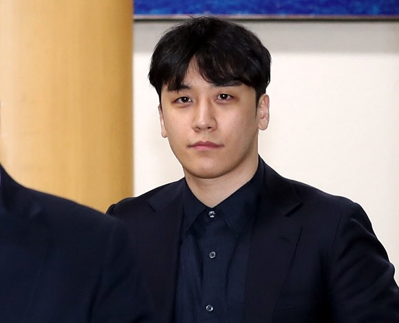 빅뱅 전 멤버 승리가 3일 오전 서울 강남 클럽 버닝썬의 자금 횡령 의혹과 관련해 조사를 받고 서울지방경찰청 지능범죄수사대를 나서고 있다. 2019.5.3 연합뉴스