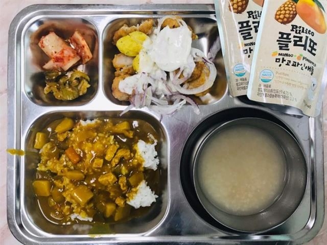 최근 소셜네트워크서비스(SNS)를 통해 화제가 된 서울 동대문구 해성국제컨벤션고등학교의 급식. 이 학교는 주메뉴를 두 가지 제공하고 학생들이 메뉴를 선택할 수 있게 하고 있다. 해성국제컨벤션고등학교 홍보알리미 블로그