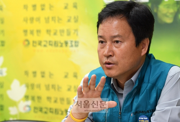 전교조 30년을 함께한 권정오 위원장. “‘교육현장은 모르면서 구호만 높이는 전교조’라는 소리를 듣지 않겠다”고 각오를 밝혔다. 도준석 기자 pado@seoul.co.kr