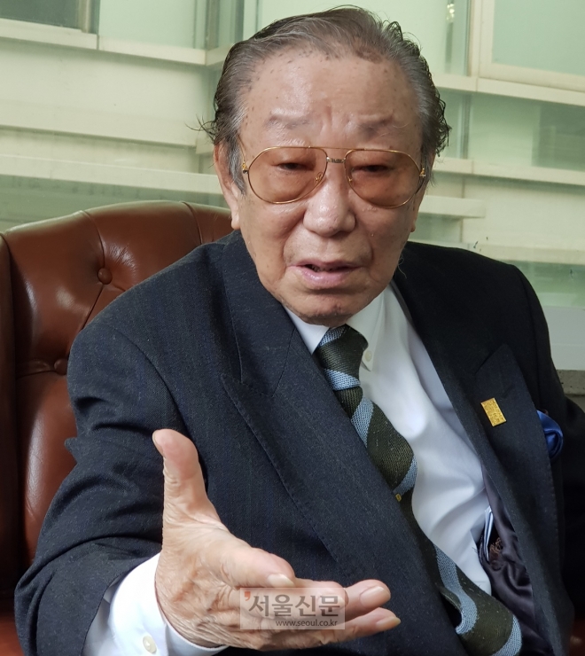 허만기 도덕성회복 국민연합 총재가 15일 서울신문과의 인터뷰에서 “정치권은 우리나라의 건국이념인 홍익인간과 광명이세를 명심하고 국민의 미래를 위해 치열하게 고민하고 논쟁해야 한다”고 말했다. 1929년 경남 합천에서 태어난 허 총재는 1958년 경남도의원, 1988년 평화민주당 국회의원을 지냈고, 성균관 유도회 총재 등을 지냈다.