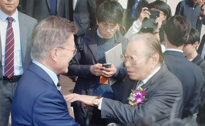 문재인 대통령과 허만기 총재. 도덕성회복 국민연합 제공
