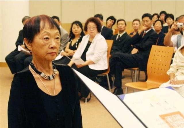주세죽에게 수여된 건국훈장을 모스크바 대사관에서 대신 받고 있는 딸 박비비안나.