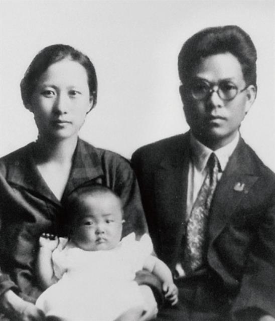 어린 딸 박비비안나를 안고 사진을 찍은 주세죽과 박헌영.