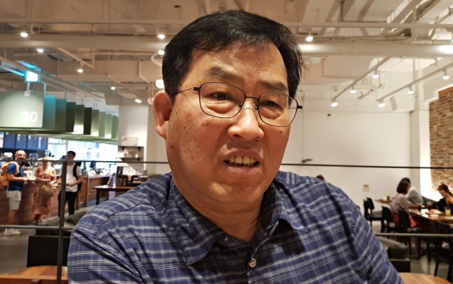 음식평론가 윤덕노씨는 최근 서울신문과의 인터뷰에서 “소통 없이 오로지 먹는 행위에 집중하는 먹방은 지향해야 할 것”이라고 말했다. 그는 매일경제신문에서 25년간 기자생활을 하다 퇴직한 뒤 음식에 얽힌 이야기가 재미 있어서 역사와 에피소드를 수집하다보니 음식평론가가 됐다고 한다.