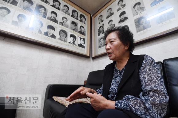 이한열 열사 어머니 배은심 여사가 지난 13일 서울 종로구에 있는 ‘한울삶’에서 서울신문과 인터뷰하면서 “한울삶은 32년간 살아온 힘의 원천”이라면서 “이곳에서 고 이소선(전태일 열사 어머니) 여사로부터 지혜를 배웠다”고 말했다. 그는 “잘 먹고 잘 사는 지혜가 아닌, 어떻게 해야 독재정권에 맞서 싸울 것인지를 아는 지혜”라고 덧붙였다. 한 울타리 속에서 함께 사는 삶을 뜻하는 한울삶은 민주화운동 과정에서 숨진 열사 등의 유가족들이 모여 살아가는 공동체다. 도준석 기자 pado@seoul.co.kr