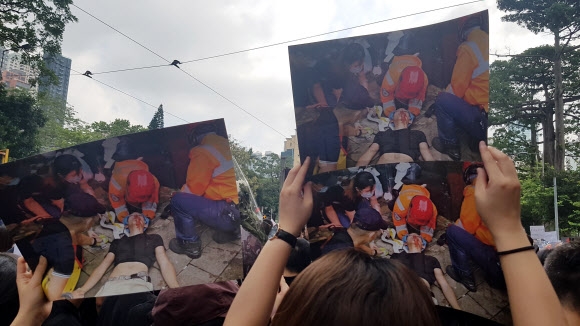 ‘경찰 강경진압 규탄’ 하며 행진하는 홍콩 시민들
