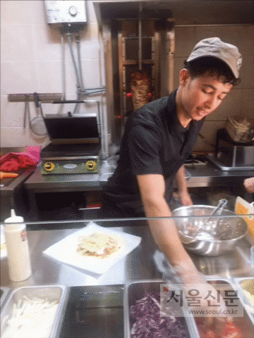 케밥을 만들고 있는 압둘라 고혜지 기자 hjko@seoul.co.kr