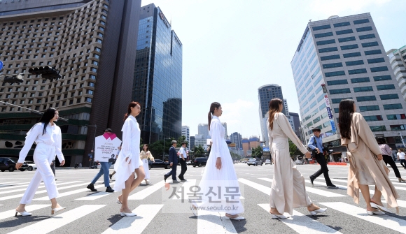 22일 서울시청광장에서 모델들이 서울365패션쇼에 참여한 최정수 디자이너의 옷을 입고 워킹을 하고 있다. 2019.6.22 정연호 기자 tpgod@seoul.co.kr