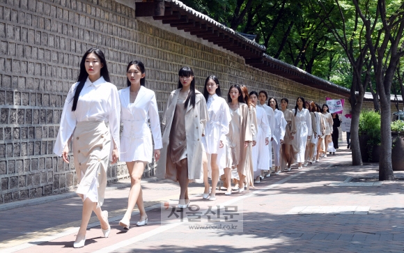 22일 서울 덕수궁길에서 모델들이 서울365패션쇼에 참여한 최정수 디자이너의 옷을 입고 워킹을 하고 있다. 2019.6.22 정연호 기자 tpgod@seoul.co.kr
