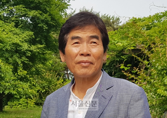 시인 정인환은 지난 21일 서울신문과의 인터뷰에서 “서울 생활에서 여기저기 돌다가 부딪혀 하늘이 구멍 나도록 소리쳤던 것이 시로 돌아왔다”고 말했다. 1989년 해동문학을 통해 자화상 시 ‘수석’을 발표하면서 시인의 길을 걷기 시작했다.