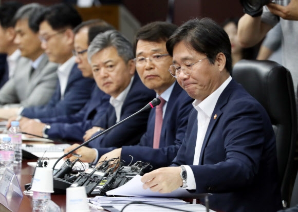 굳은 표정의 성윤모 장관