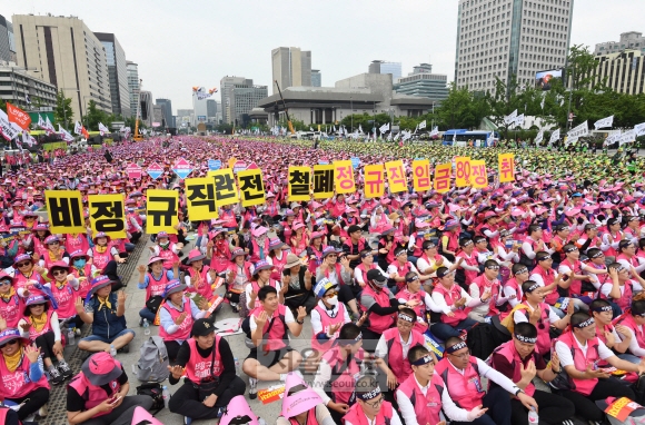 3일 서울 광화문 광장에서 학교비정규직 총파업 결의대회가 열리고 있다. 2019.7.3  박지환 기자 popocar@seoul.co.kr