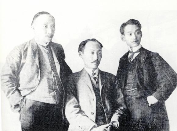 이 소설의 배경이 되는 헤이그 밀사 사건의 세 주역. 1907년 6-7월 네덜란드 헤이그에서 개최된 제2회 만국평화회의에 대한제국 고종황제가 밀사로 파견한 이준(왼쪽부터).이상설.이위종. 서울신문 DB