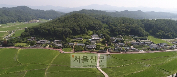 권벌 가문 후손들의 주거지가 마을을 이룬 닭실마을 전경. 이중환은 ‘택리지’에서 4대 길지 중 하나로 봉화 닭실마을을 꼽았다. 권벌이 이곳에 터를 세우고 권동보가 완성하는 등 대를 이어 마을을 발전시켜 왔다. 봉화 오장환 기자 5zzang@seoul.co.kr