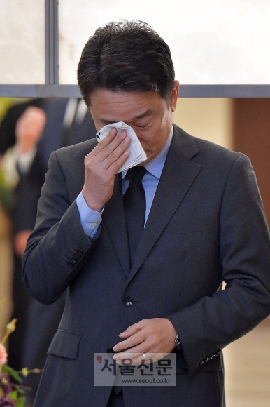 남경필 전 경기지사가 17일 서울 신촌세브란스병원에 차려진 고 정두언 전 의원의 빈소를 찾아 조문하고 있다. 2019. 07.17. 정연호 기자 tpgod@seoul.co.kr