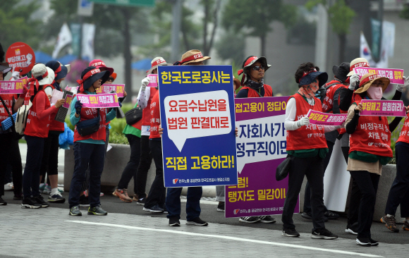 한국도로공사 용역업체 소속으로 고속도로 톨게이트에서 요금수납 업무를 하는 노동자들이 도로공사 직접고용 등을 촉구하기 위해 17일 청와대 앞에서 시작해 광화문 인근을 행진하고 있다. . 2019. 7. 17. 박윤슬 기자 seul@seoul.co.kr