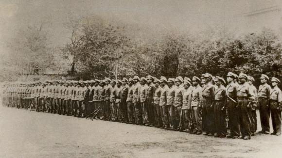 1940년 중국 임시수도 충칭에서 창설돼 산시성 시안에 주둔한 광복군 제2지대 사열식 모습. 일본군이었던 한국인 가운데 상당수가 해방 뒤 귀국해서 광복군 노릇을 한 것으로 추정된다. 서울신문 DB