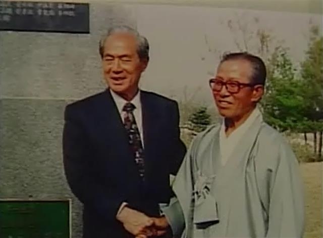1985년 9월 독립유공자 이병돈(오른쪽) 선생이 광복군 제2지대 직속상관인 안춘생 당시 독립기념관 건립 추진위원장을 만나 반갑게 악수를 나누고 있다. 이예숙씨 제공