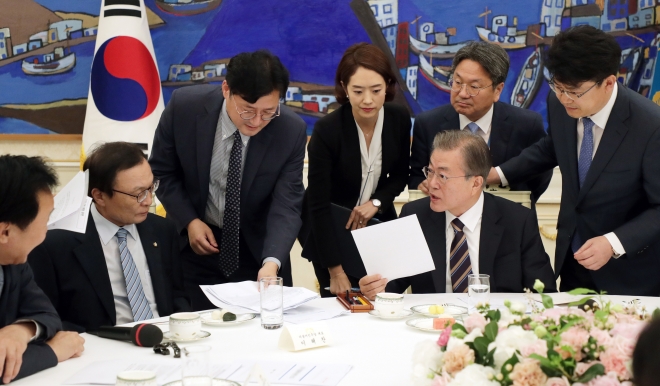 문재인 대통령과 여야 5당 대표가 18일 오후 청와대에서 일본의 경제보복 대책을 논의했다. 회담 후 문 대통령이 당 대표를 비롯해 회의에 배석한 각 당 비서실장, 대변인, 청와대 비서실 관계자 등과 합의문을 논의하고 있다. 2019.7.18 연합뉴스