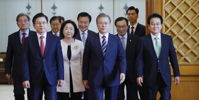 문재인 대통령이 18일 오후 청와대에서 열린 ‘정당대표 초청 대화’에 여야 5당 대표 및 청와대 보좌진들과 입장하고 있다. 왼쪽부터 노영민 비서실장, 자유한국당 황교안 대표, 정의용 국가안보실장, 정의당 심상정 대표, 바른미래당 손학규 대표, 문 대통령, 문 대통령, 더불어민주당 이해찬 대표, 민주평화당 정동영 대표. 2019.7.18 연합뉴스