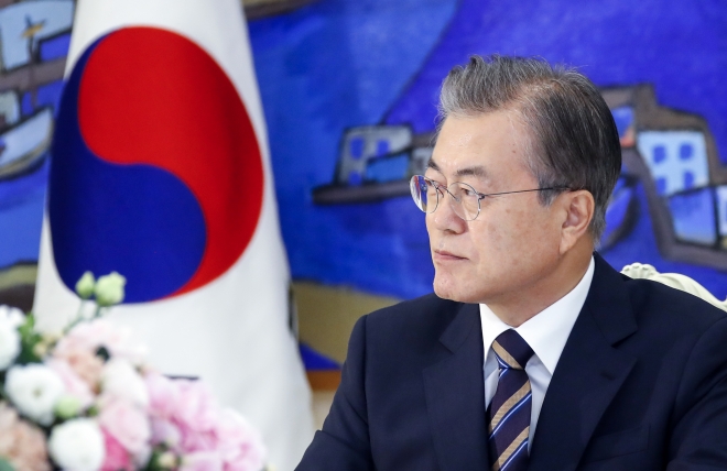 문재인 대통령이 18일 오후 청와대에서 열린 여야 5당 대표를 초청한 ‘정당대표 초청 대화’에서 대표들의 발언을 경청하고 있다. 2019.7.18 연합뉴스