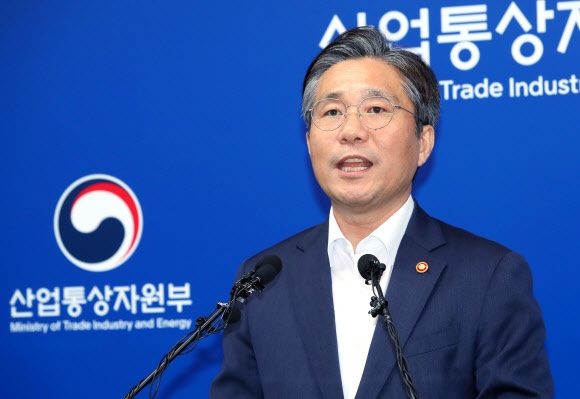 성윤모 산업통상자원부 장관이 12일 세종시 정부세종청사 산업통상자원부에서 일본을 한국 백색국가에서 제외하는 전략물자수출입고시 변경을 발표하고 있다. 2019.8.12 연합뉴스