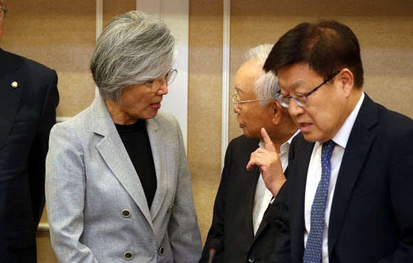 대화하는 강경화와 손경식