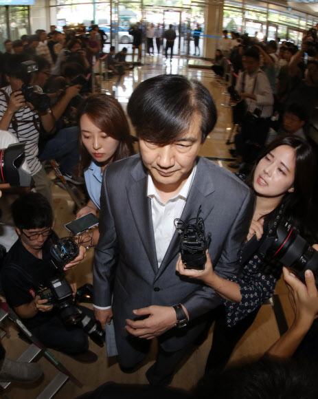 조국 법무부 장관 후보자가 23일 오전 인사청문회 준비 사무실이 마련된 서울 종로구 적선현대빌딩으로 출근하고 있다. 2019.8.23 연합뉴스