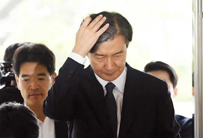 조국 법무부 장관 후보자가 25일 오전 인사청문회 사무실이 꾸려진 종로구 적선현대빌딩에 출근하고 있다. 2019.8.25 정연호 기자 tpgod@seoul.co.kr
