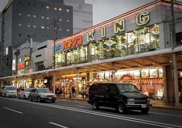 일본의 주요 지방자치단체들이 카지노 유치를 위해 적극적인 움직임을 보이는 가운데 현란한 불빛으로 손님을 유혹하고 있는 교토 중심부의 대형 파친코 업소. 파친코는 일본 유흥가에서 쉽게 볼 수 있지만 그동안 카지노는 일절 허용되지 않았다. 사진 도쿄 김태균 특파원 windsea@seoul.co.kr