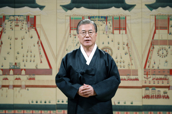 문재인 대통령이 취임 후 세 번째 추석을 맞아 지난 10일 청와대 본관에서 대국민 명절 인사 영상을 녹화하고 있다. 영상은 11일 오전 공개됐다. 문 대통령은 “보름달이 어머니의 굽은 등과 작은 창문에까지 세상을 골고루 비추듯이 국민 모두에게 공평한 나라를 소망한다”고 했다. 도준석 기자 pado@seoul.co.kr