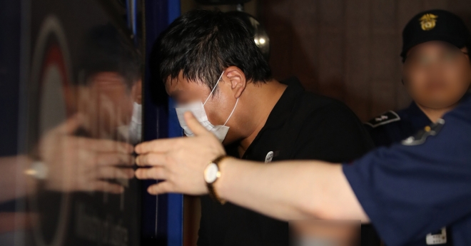 사진은 조국 법무부 장관 가족이 투자한 사모펀드 운용사의 실소유주 의혹을 받고 있는 조 장관의 5촌 조카 조모씨가 지난달 16일 새벽 서울 서초구 서울중앙지검에서 조사를 받은 뒤 구치소로 향하는 호송차에 타는 모습. 2019.9.16 연합뉴스