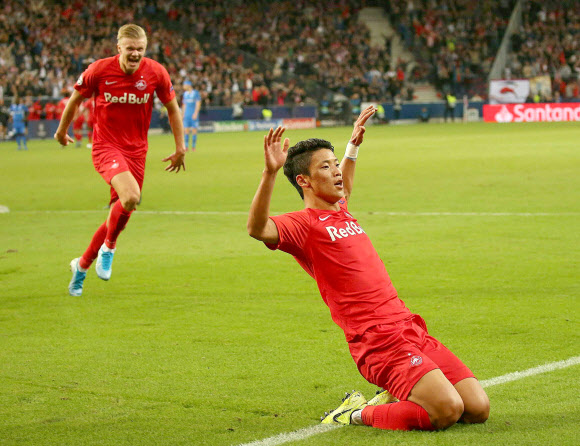 황희찬(레드불 잘츠부르크)이 18일(한국시간) 유럽축구연맹(UEFA) 챔피언스리그 조별리그 E조 1차전에서 골을 넣은 뒤 환호하고 있다. 황희찬은 이 골로 박지성(전 맨체스터 유나이티드)과 손흥민(토트넘 홋스퍼)에 이어 역대 한국인 선수 세 번째 챔피언스리그 득점 기록을 세우게 됐다. 잘츠부르크 AFP 연합뉴스