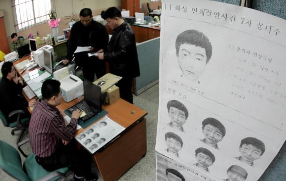 연인원 205만명의 경찰 투입, 2만 1280명의 용의자 및 참고인 조사, 4만 116명의 지문 대조, 570명의 유전자(DNA) 분석, 180명의 모발 감정 등 역대 최대 경찰력이 동원된 화성 연쇄 살인사건의 유력한 용의자가 확인됐다고 경찰이 18일 밝혔다. 사진은 연쇄살인 4차사건 당시 키 165-170cm 호리호리한 몸매의 20대 중반 몽타주를 2006년 당시 기준으로 나이 변화를 추정해 만든 7차 몽타주. 2006.4.2 서울신문 DB