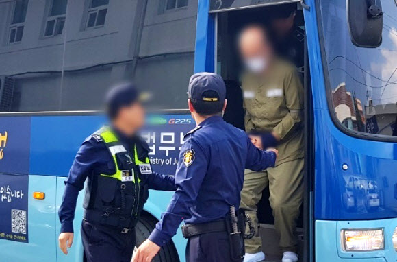 청주지법 들어서는 마이크로닷 부친