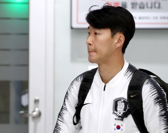 축구 대표팀 손흥민이 2022년 카타르 월드컵 아시아지역 2차 예선 북한과의 경기를 마치고 17일 새벽 인천국제공항 2터미널을 통해 귀국하고 있다. 2019.10.17 연합뉴스