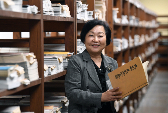 서혜란 국립중앙도서관장이 고문헌실에서 자료를 살펴보고 있다. 서 관장은 “고문헌과 근현대 자료 등 국가 문헌 수집과 보존이라는 국가대표 도서관의 임무를 충실히 이행하고, 지식기반사회가 요구하는 정보생산 플랫폼으로서의 새로운 역할에도 적극 나서겠다”고 말했다. 이종원 선임기자 jongwon@seoul.co.kr