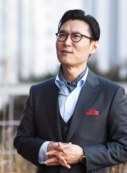 이범헌 한국미술협회 이사장이 지난 20일 서울 양천구 목동에 있는 대한민국예술인센터에서 국민의 문화 향유권과 예술가의 노동단체 구성 방안 등을 이야기하고 있다. 김명국 기자 daunso@seoul.co.kr