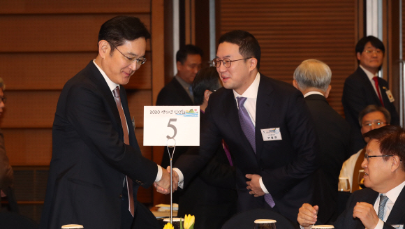 2일 서울 중구 대한상공회의소에서 열린 정부 신년합동인사회에 정·재계 인사들이 참석해 있다. 이재용(왼쪽) 삼성전자 부회장과 구광모 LG그룹 회장이 악수를 하고 있다. 2020.1.2. 도준석 기자pado@seoul.co.kr