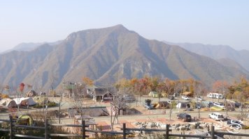 수려한 자연자원을 간직한 강원 정선군이 전국 최고의 캠핑 하기 좋은 고장으로 거듭난다. 동강을 조망 할 수 있는 동강전망캠핑장은 연중 캠핑 마니아들이 찾아 붐비는 곳이다. 정선군 제공