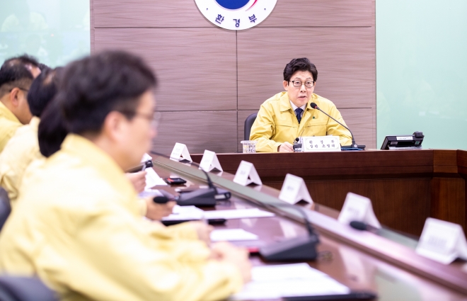 조명래 환경부 장관이 4일 오전 환경부 종합상황실에서 개최된 미세먼지 재난 대응 합동 점검회의에 참석해 국민건강보호를 위한 범정부적 미세먼지 저감조치의 중요성을 강조하고 있다. [환경부 제공]2020.1.4 뉴스1