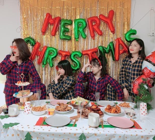 최보라씨가 대학 친구들과 함께 잠옷을 맞춰 입고 홈파티를 하는 모습. 최보라씨 제공