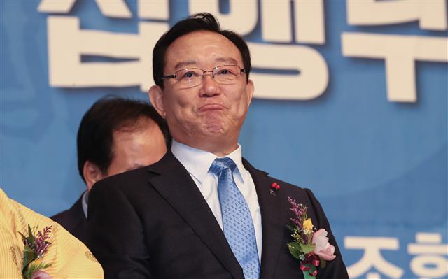입 굳게 다문 송철호 울산시장