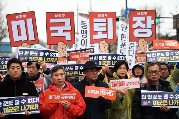 한미 방위비분담 협상 5차 회의가 열린 지난해 12월 17일 서울 동대문구 한국국방연구원 앞에서 민주노총, 한국진보연대, 민중당 등 정당·단체 관계자들이 미국의 분담금 인상 요구를 규탄하는 집회를 벌이고 있다.  서울신문 DB