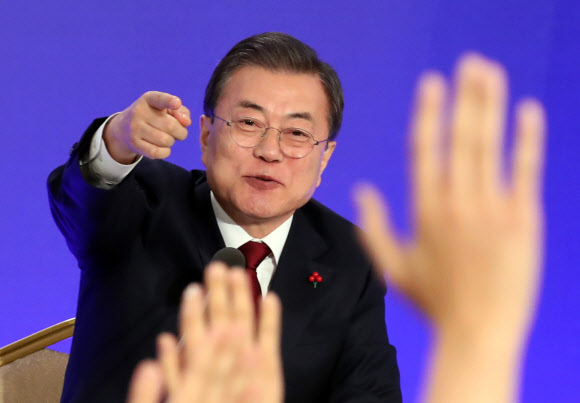 문 대통령, “질문 받겠습니다”