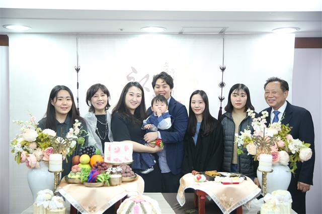 차성수 이사장 가족이 지난해 11월 장남 남준씨 아들 돌잔치에 한데 모여 기념 사진을 찍고 있다. 왼쪽부터 막내 혜주양, 아내 유현미씨, 며느리 장지윤씨, 손자 우혁군, 남준씨, 장녀 혜인양, 차녀 혜윤양, 차 이사장. 차 이사장 제공