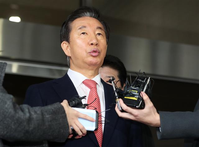 ‘1심 무죄’ 취재진 질문에 답하는 김성태 의원