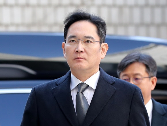 이재용 삼성전자 부회장이 지난 1월 17일 오후 서울 서초구 서울고등법원에서 열린 국정농단 사건 파기환송심 속행 공판에 출석하기 위해 법정으로 향하고 있다. 연합뉴스